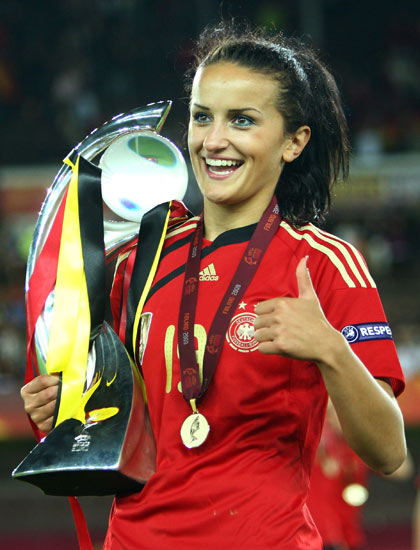 包含芬兰女足英勇表现，赛场留下笑容的词条