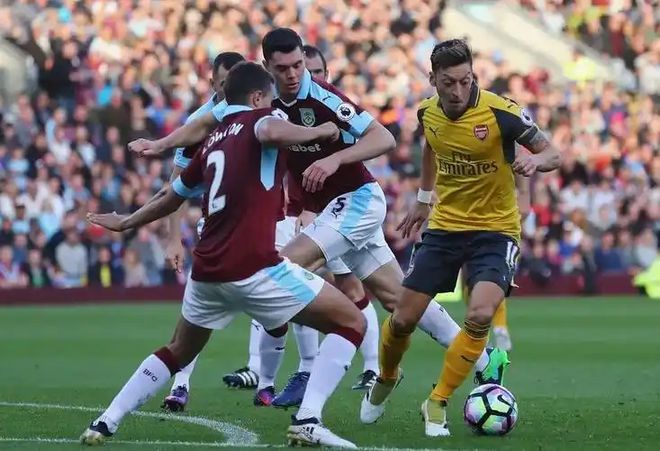 关于沃特福德主帅宣布离队，球队陷入新一轮动荡的信息