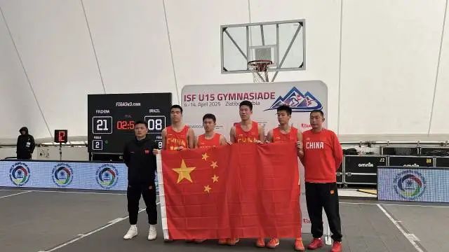 球队在全球杯篮球赛上夺冠，成为焦点