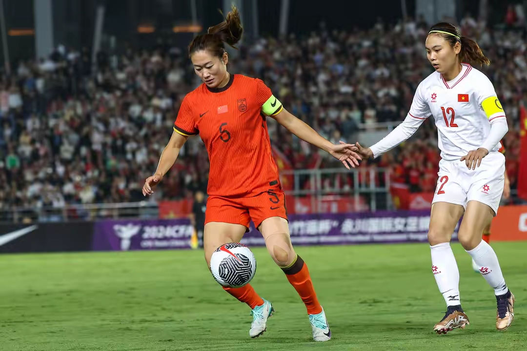 月光下的女足赛场上演一幕幕精彩对决,球员表现抢眼的简单介绍 月光下的女足赛场上演一幕幕精彩对决,球员表现抢眼的简单介绍