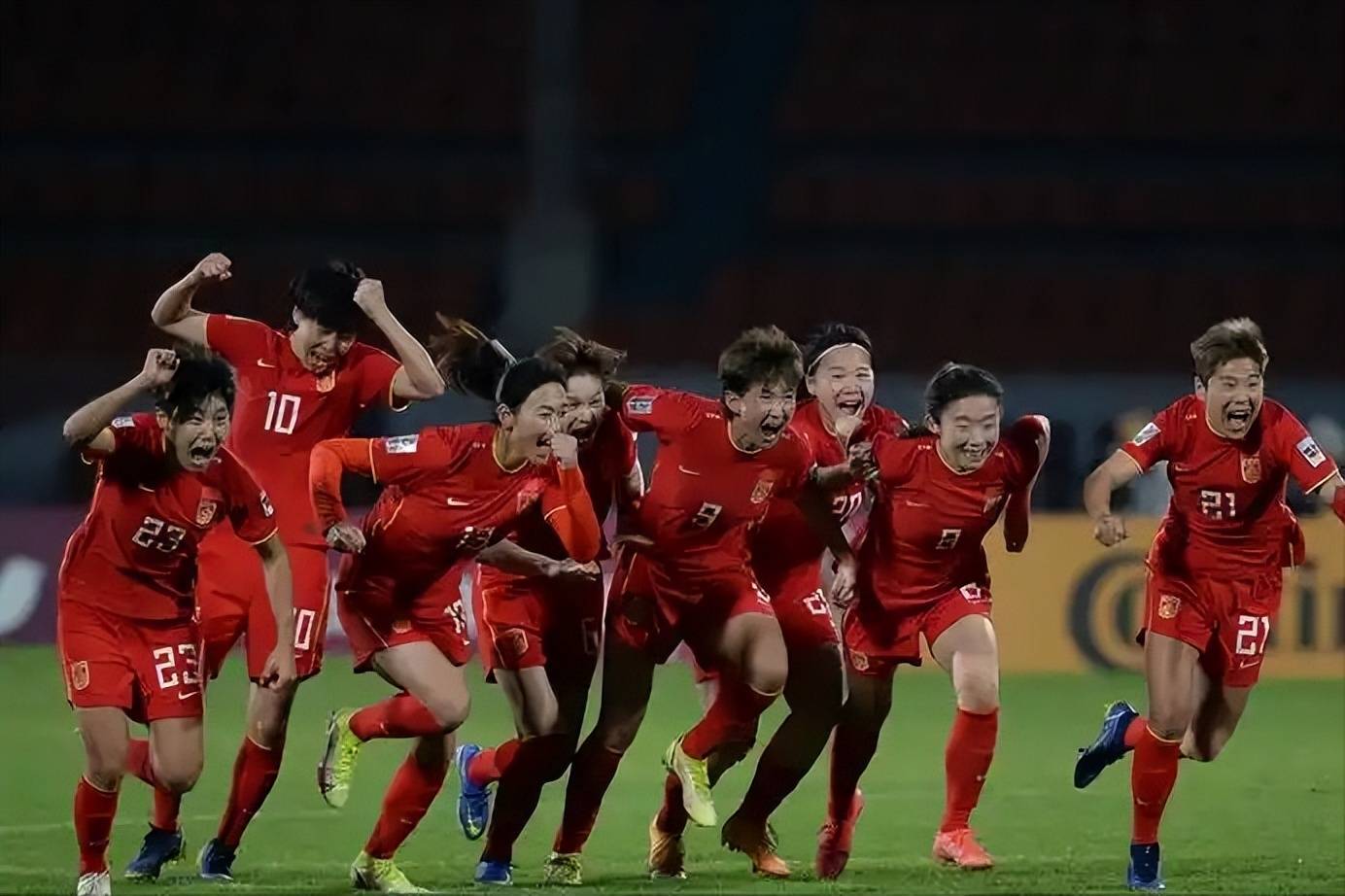 月光下的女足赛场上演一幕幕精彩对决,球员表现抢眼的简单介绍 月光下的女足赛场上演一幕幕精彩对决,球员表现抢眼的简单介绍