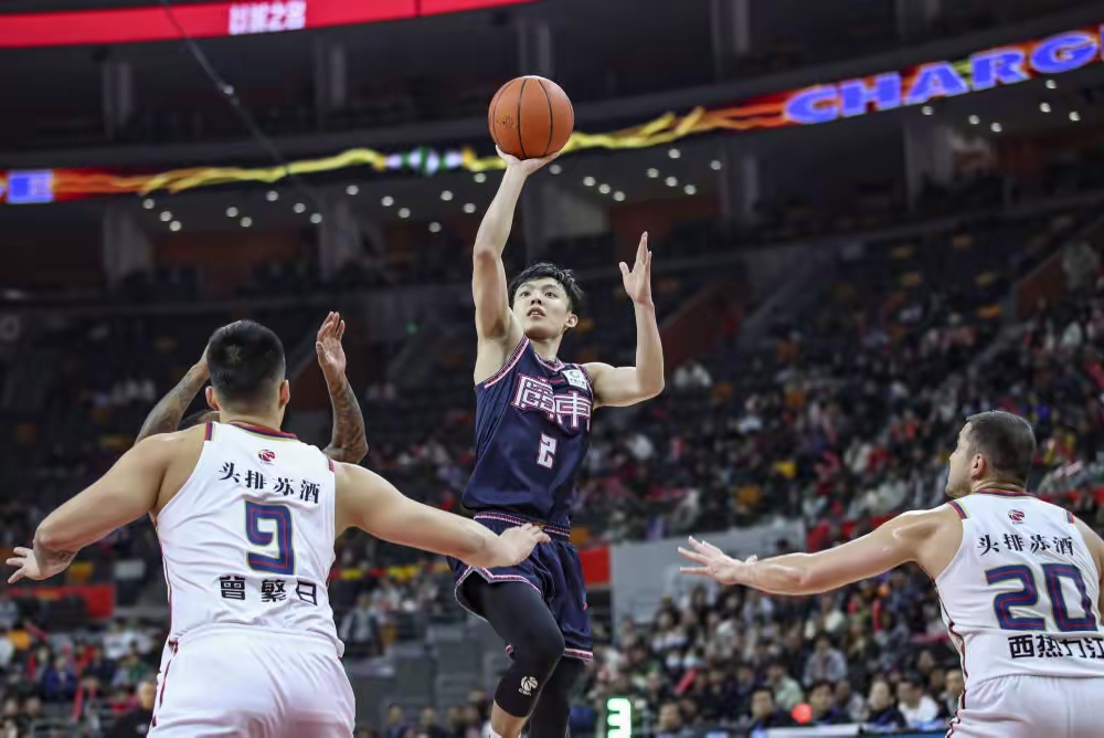 开云体育入口-上海男篮显露实力，轻松战胜广东宏远