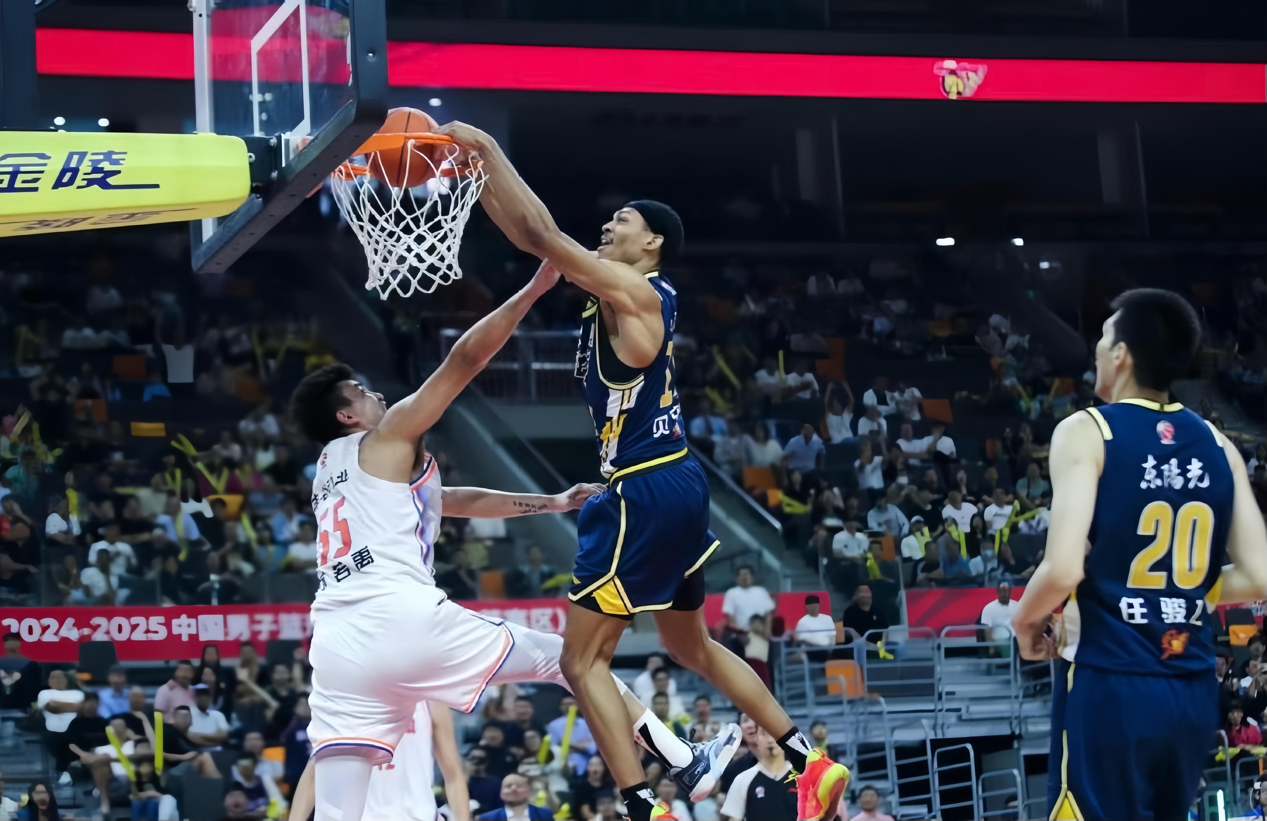 上海男篮显露实力,轻松战胜广东宏远 上海男篮显露实力,轻松战胜广东宏远