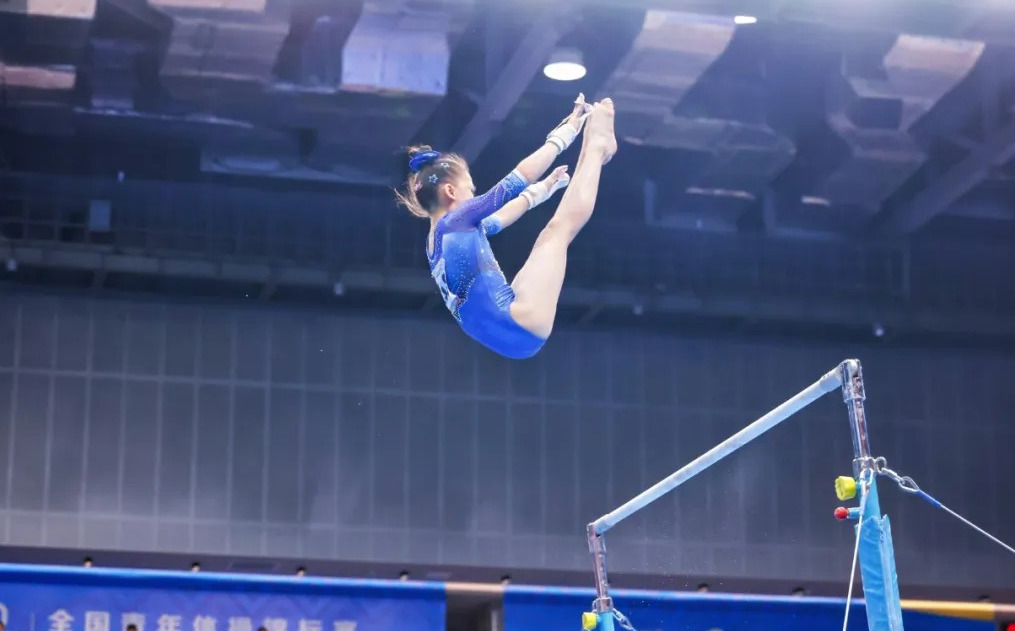 青年体操选手表现出色，赢得评委肯定的简单介绍