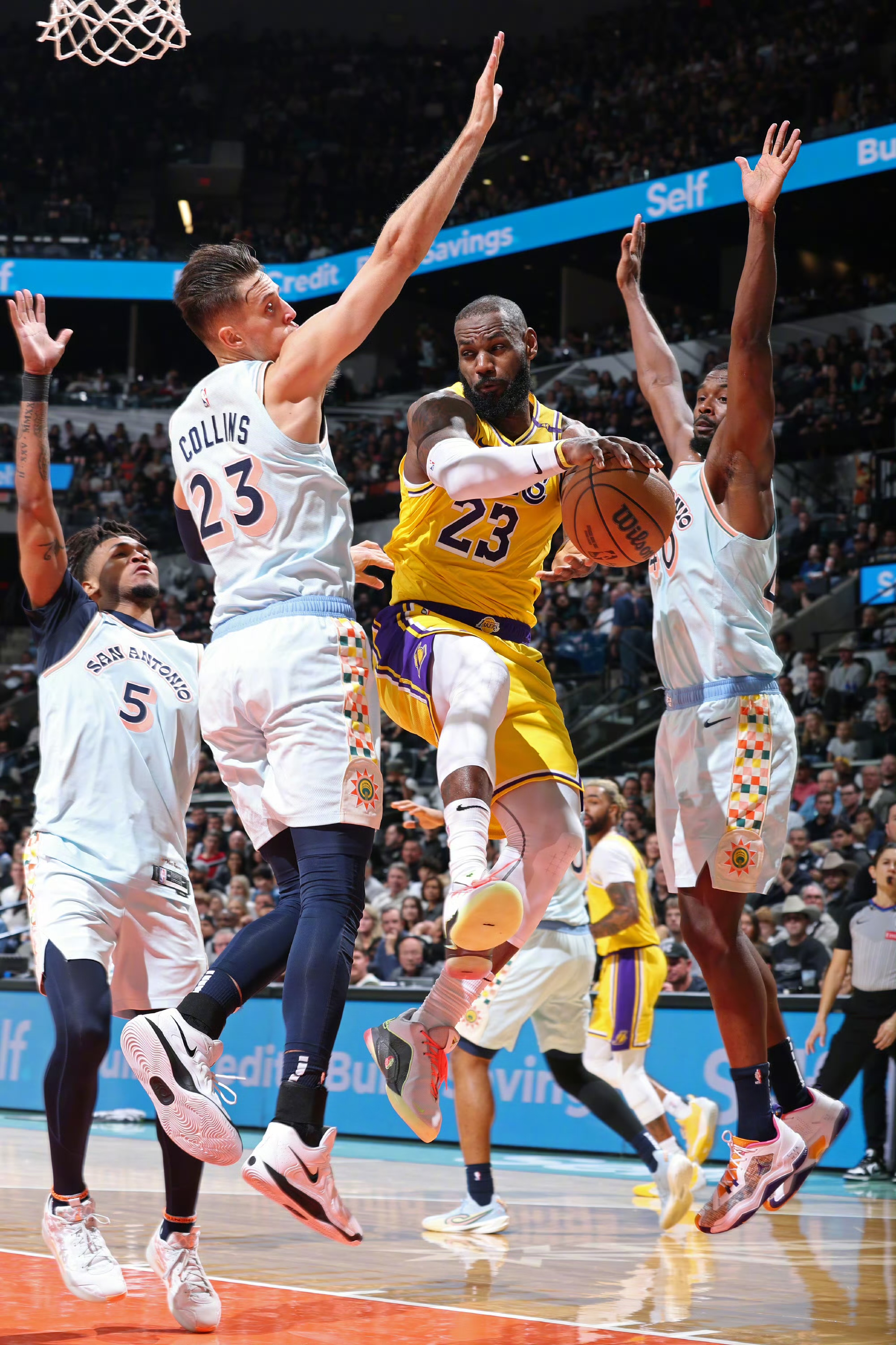 火箭大胜马刺,成功结束连败 火箭大胜马刺,成功结束连败