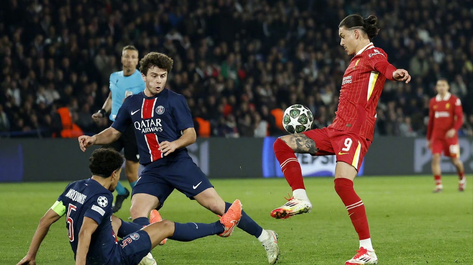 开云官网-利物浦在主场不敌伯恩利，遭遇失利