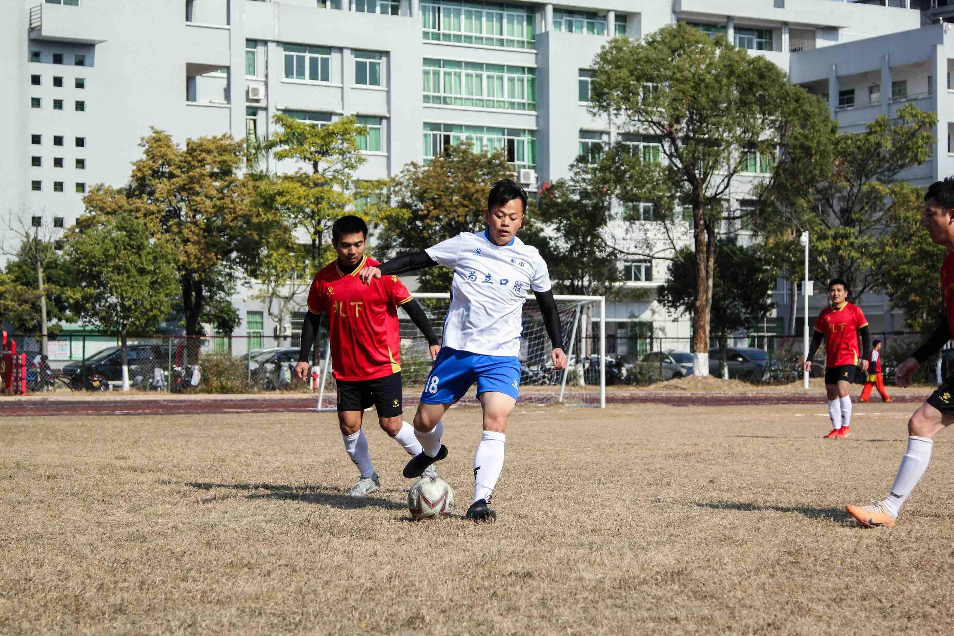 球员斗志昂扬,为比赛增添一道风景 球员斗志昂扬,为比赛增添一道风景