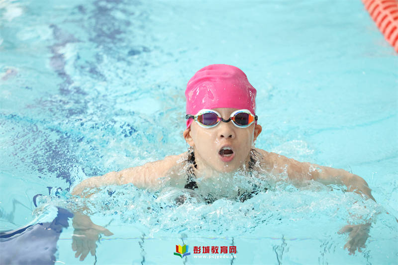 游泳比赛中有惊喜发生，选手表现出色