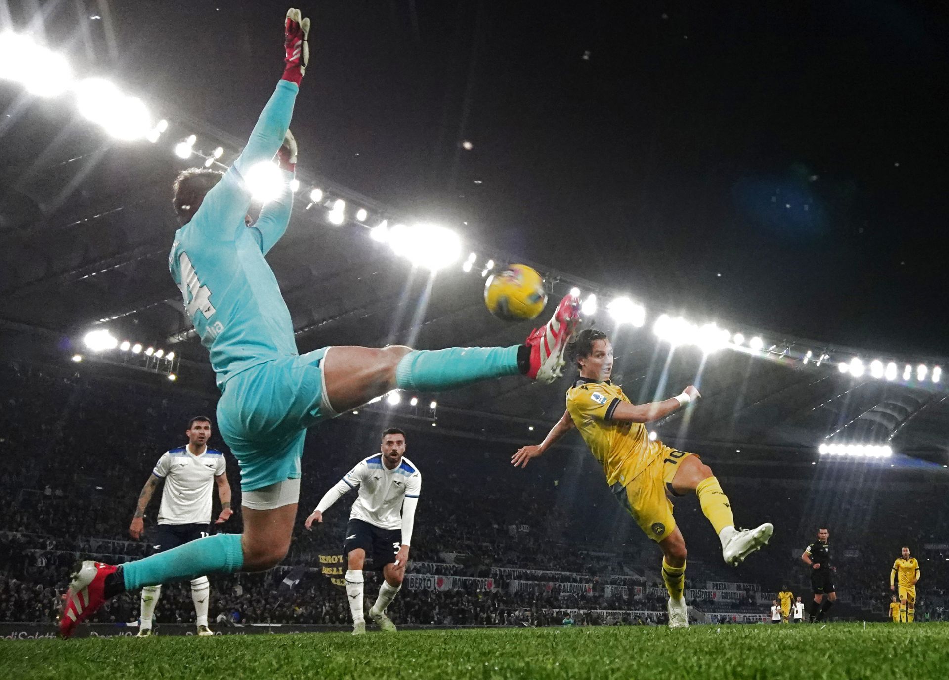 乌迪内斯主场获胜,继续领先 乌迪内斯主场获胜,继续领先