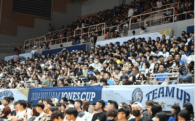 球迷热切关注着国际篮球赛事