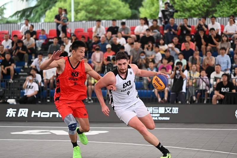 球迷热切关注着国际篮球赛事