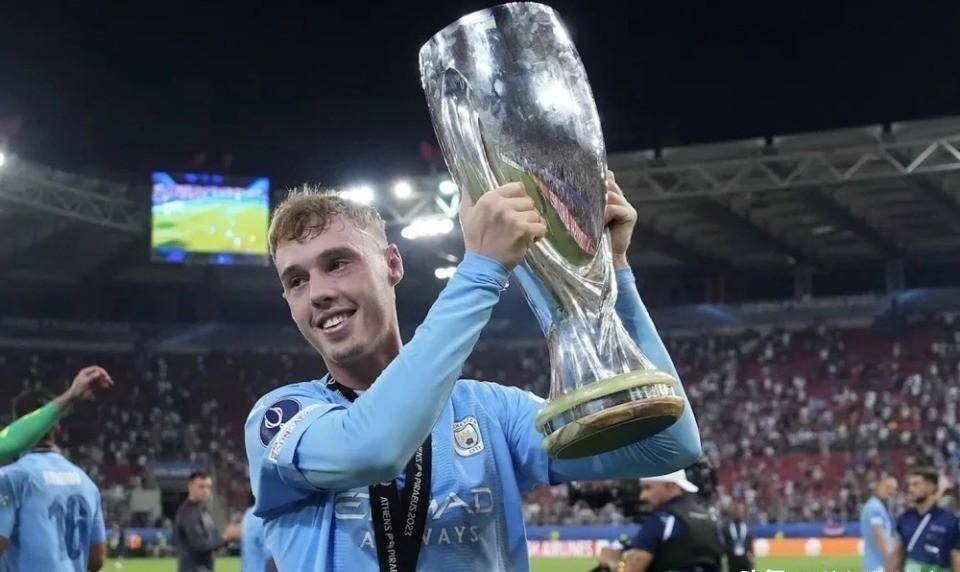 英格兰前锋完成帽子戏法,助球队逆转 英格兰前锋完成帽子戏法,助球队逆转