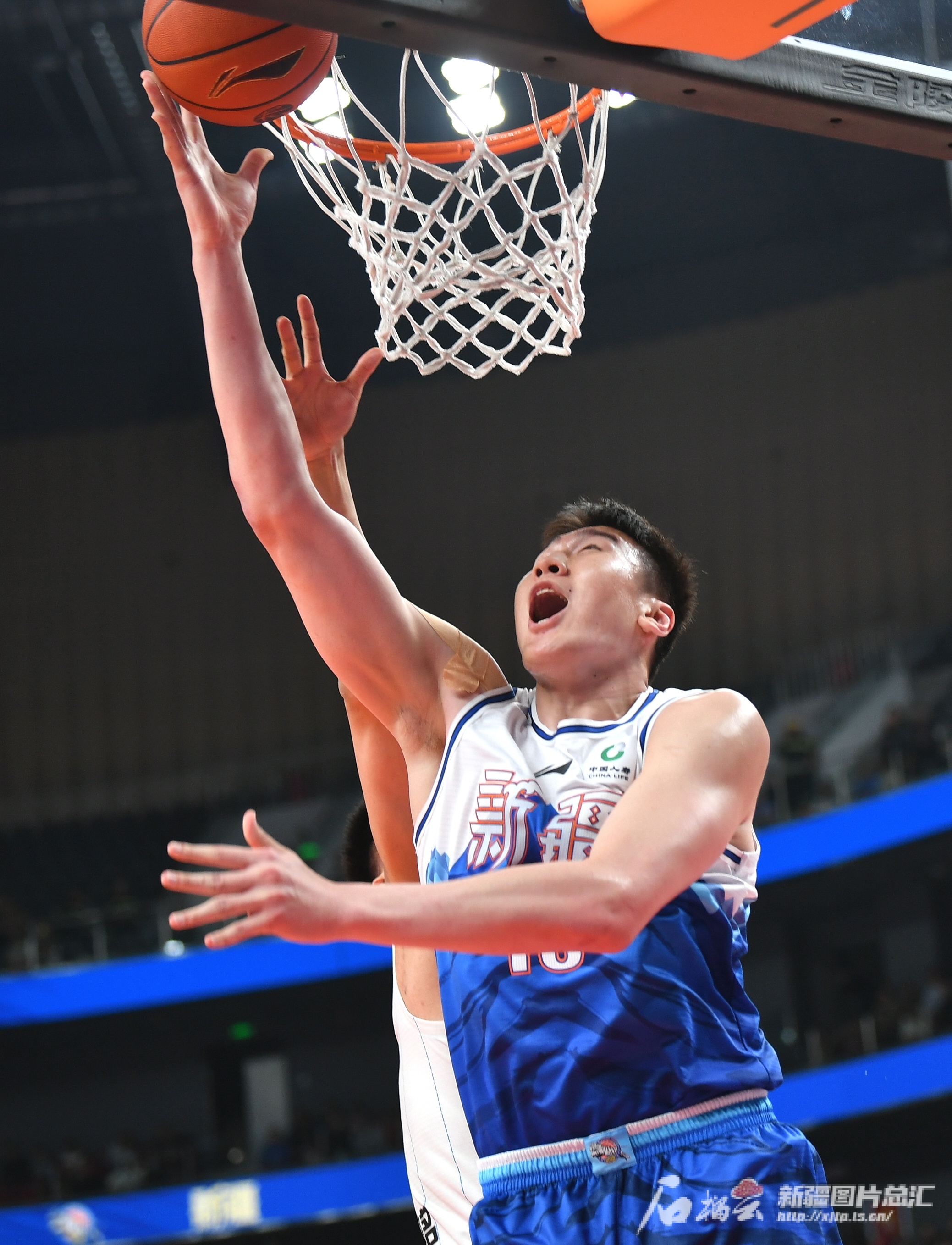 开云下载-新疆之翼队员展现出色球技，协助球队实现逆转！