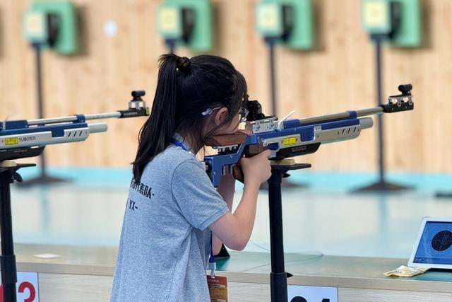 射击比赛选手射中靶心,豪取胜利 射击比赛选手射中靶心,豪取胜利