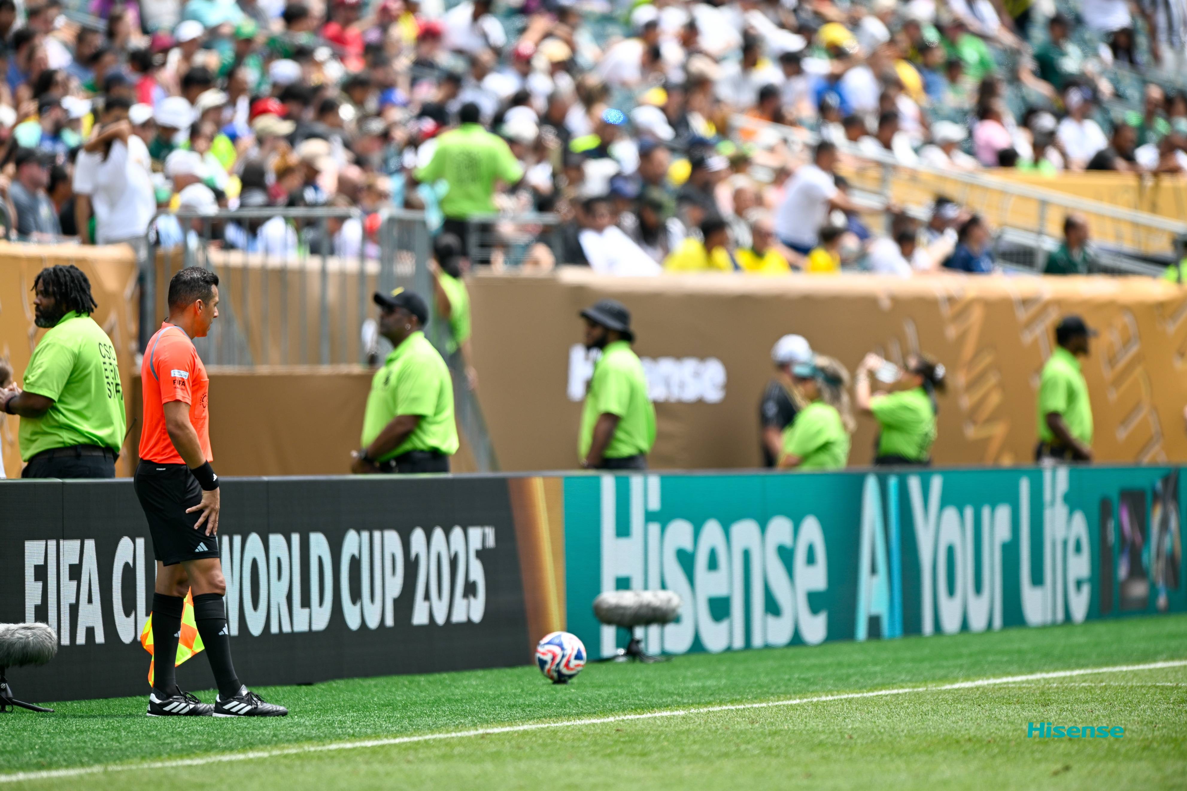 关键球员在比赛中决定性发挥，带领球队取胜