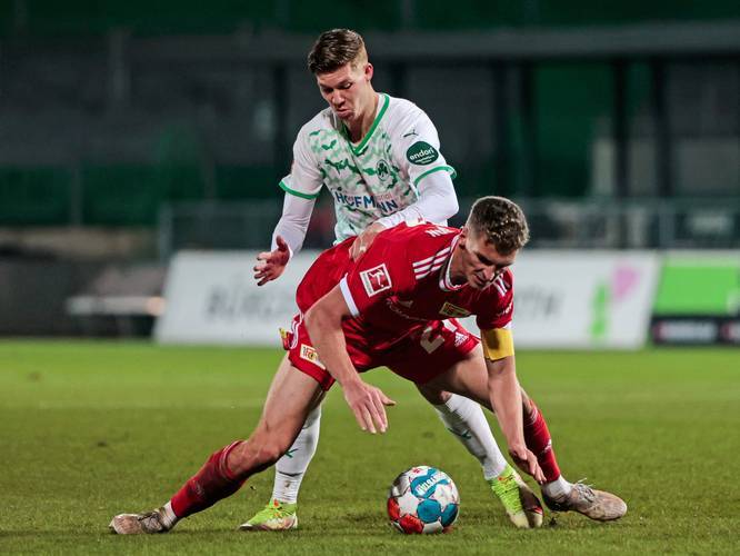 沙尔克客场平法兰克福表现平稳的简单介绍