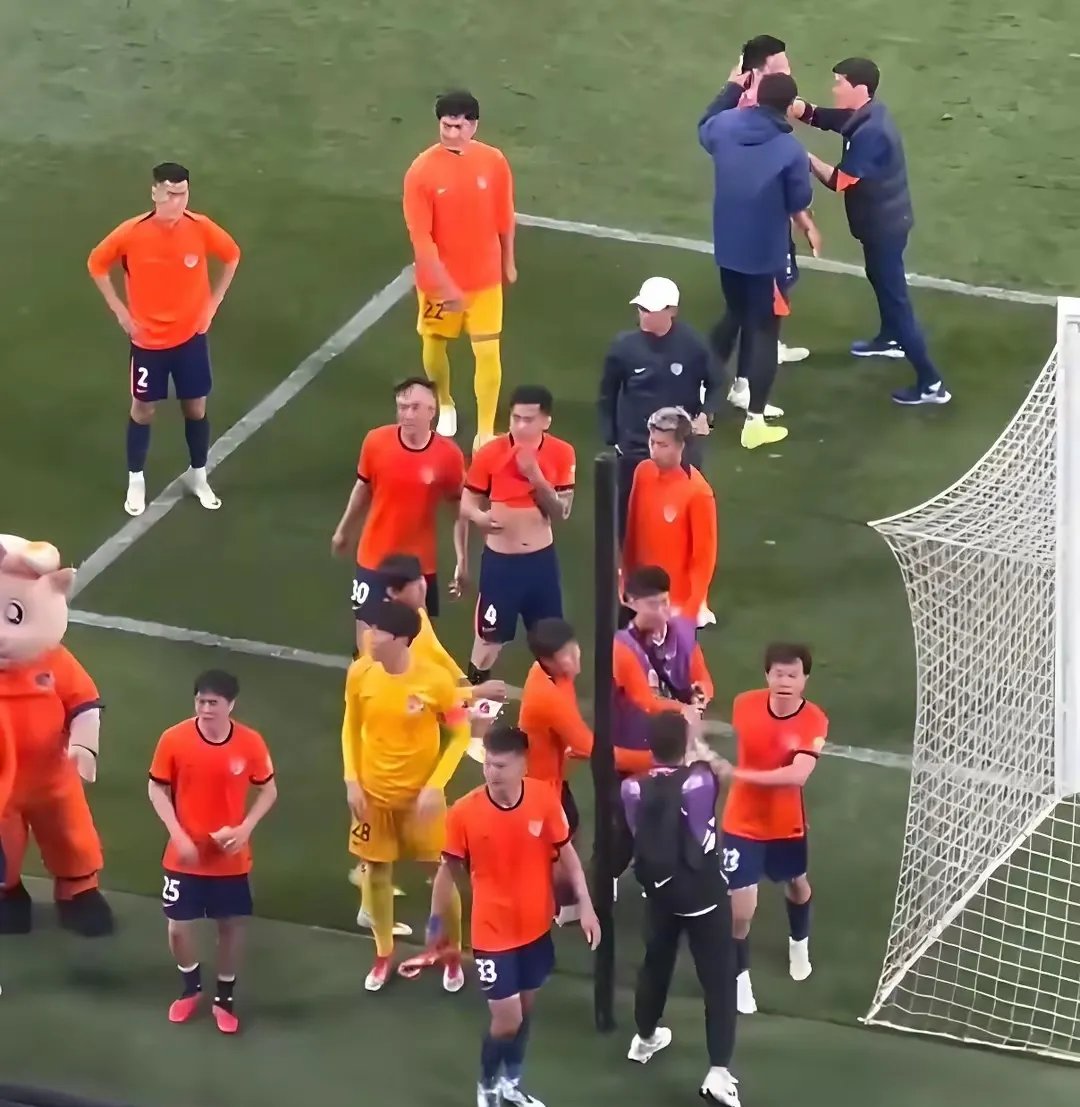 火爆对局,球员们全力拼搏不畏艰难 火爆对局,球员们全力拼搏不畏艰难