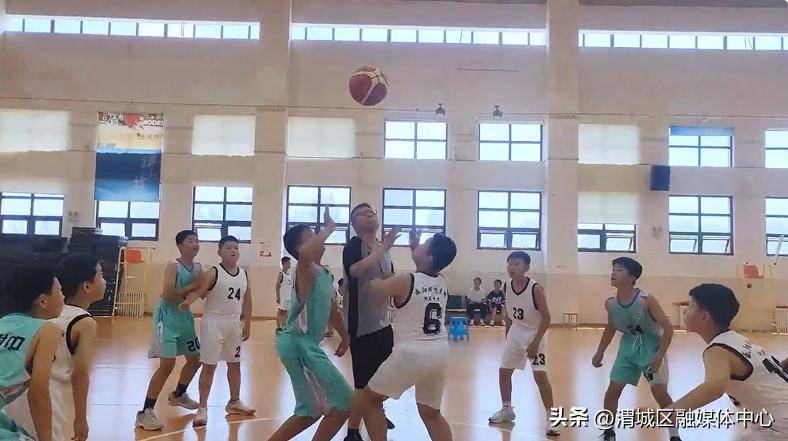 热血激战!篮球比赛中球员们斗志昂扬 热血激战!篮球比赛中球员们斗志昂扬