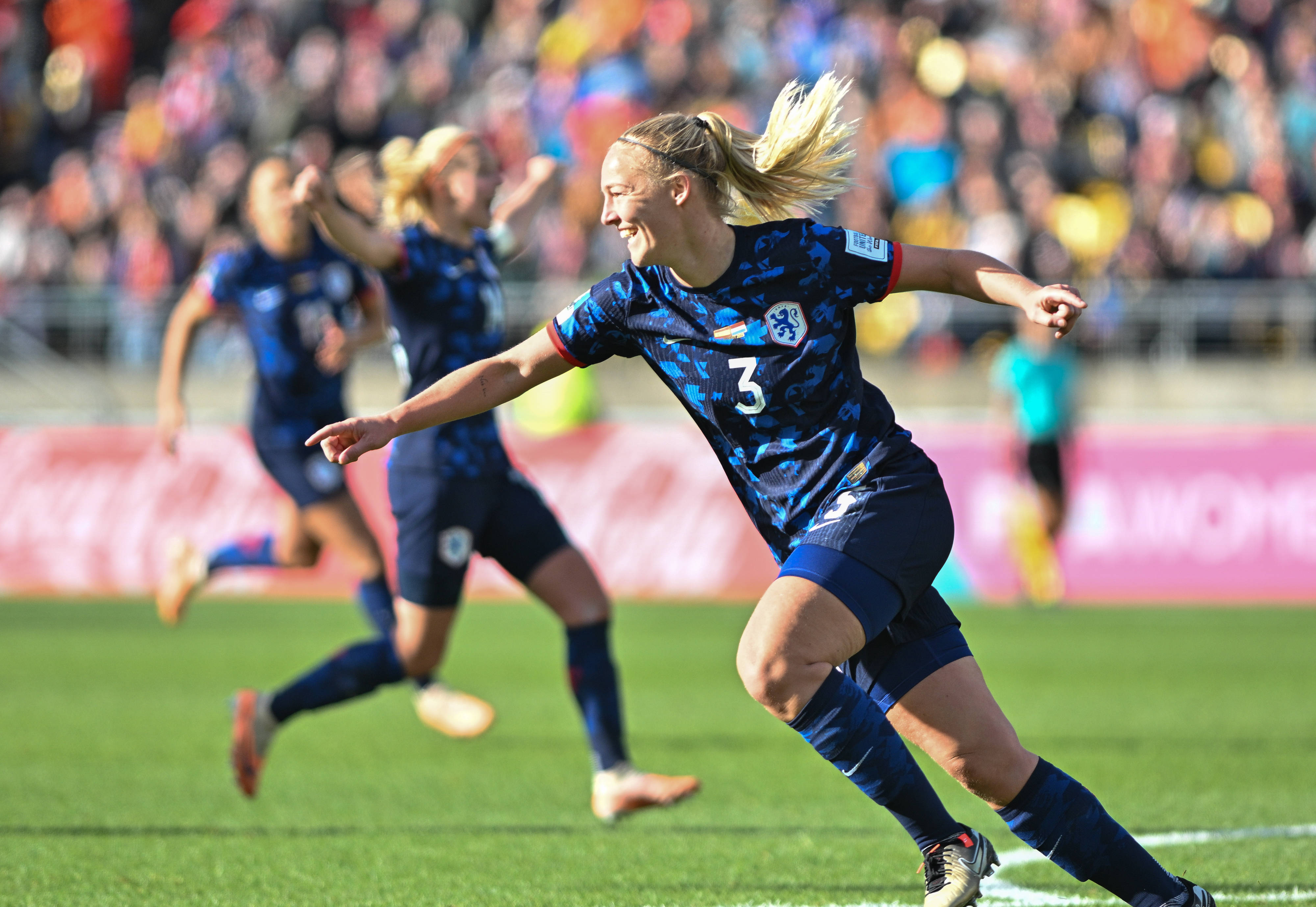 荷兰女足在国际赛事中击败对手