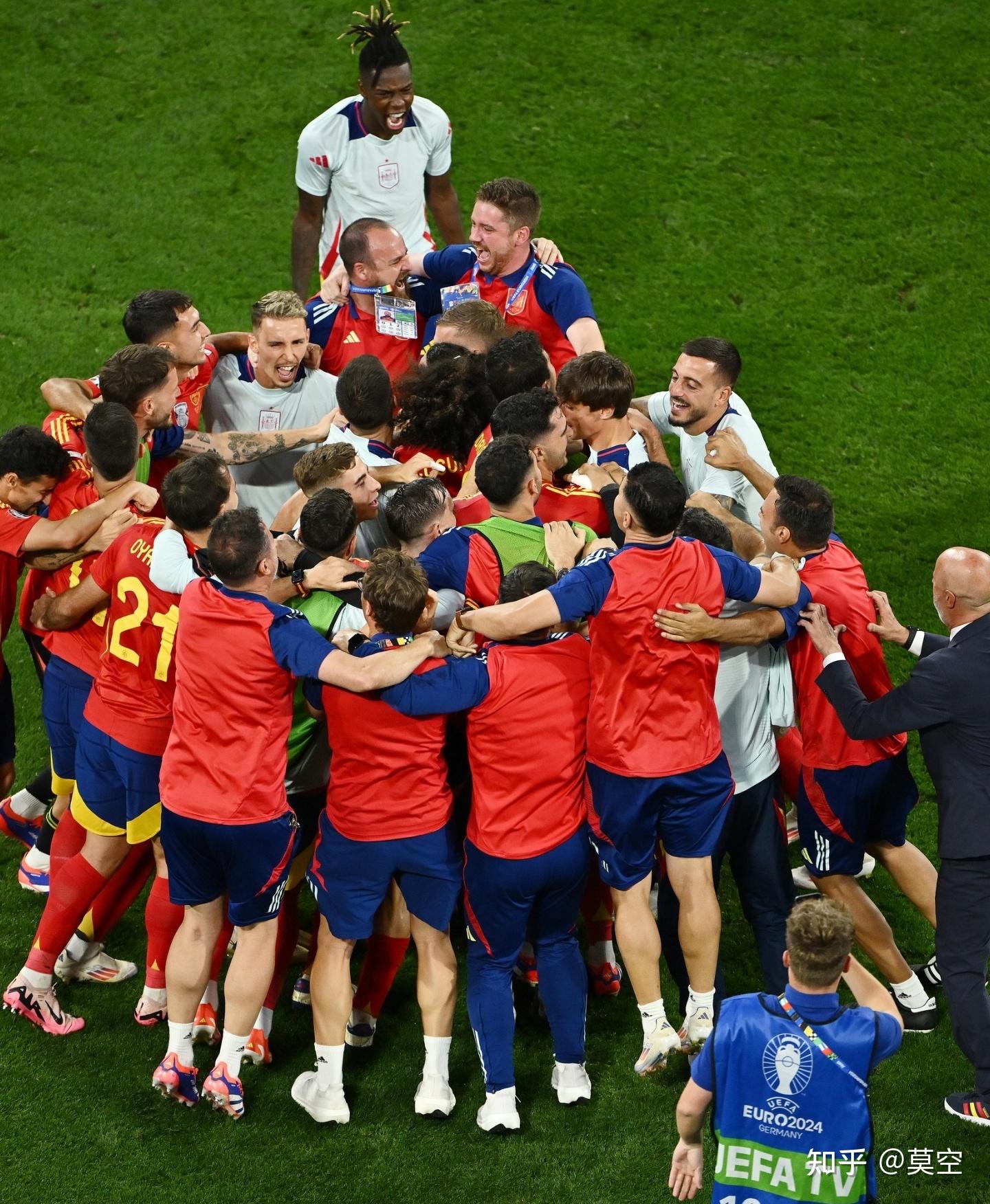 双方拼尽全力!足球比赛场面十分激烈 双方拼尽全力!足球比赛场面十分激烈