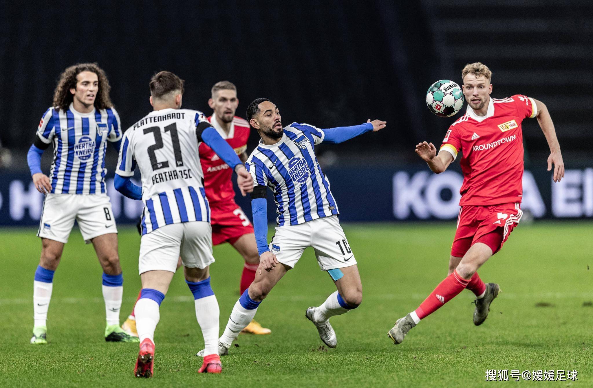 双方拼尽全力!足球比赛场面十分激烈 双方拼尽全力!足球比赛场面十分激烈