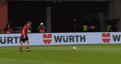 希腊队客场战平格鲁吉亚队，双方互不相让