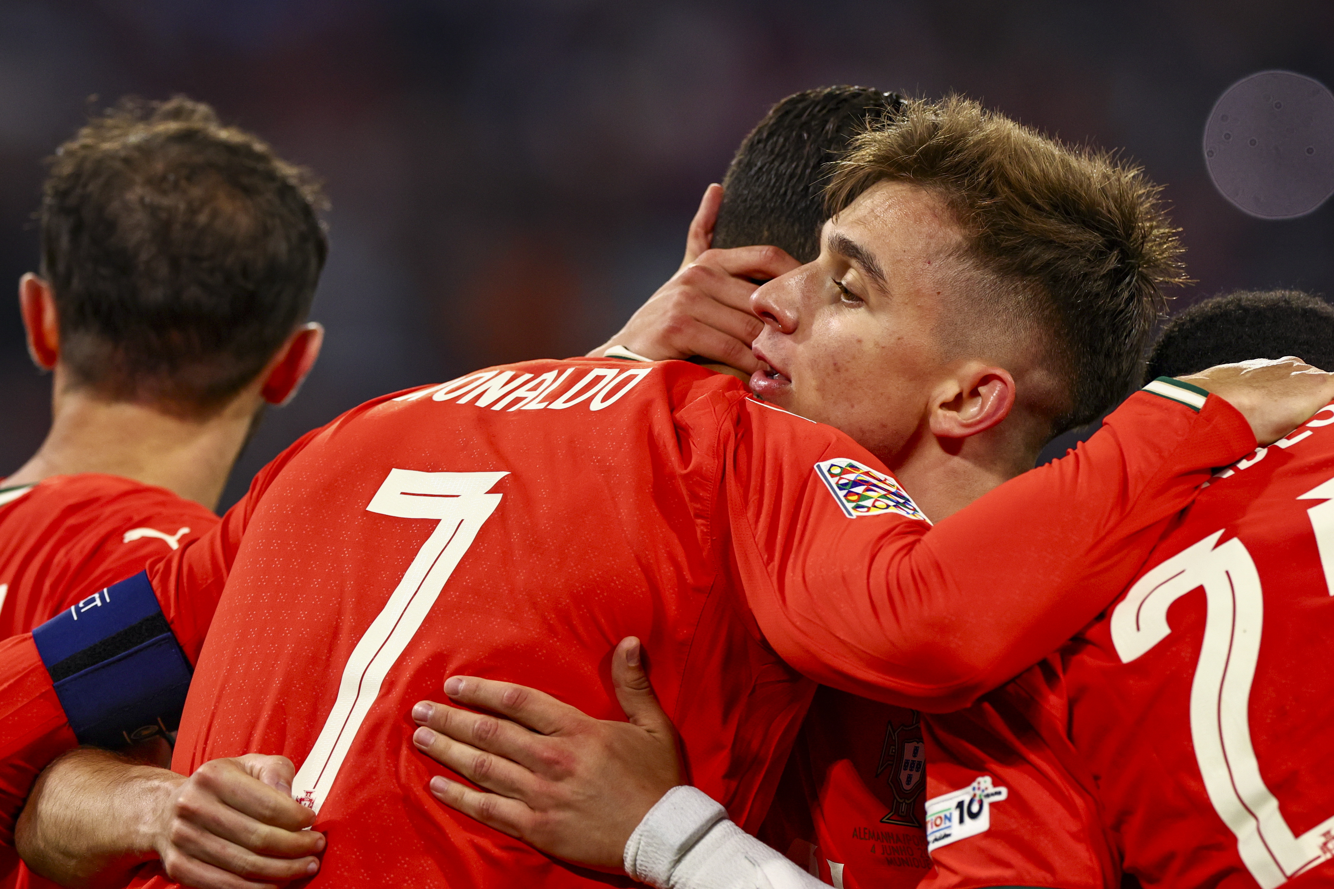 欧国联比赛胜负未定,球迷紧张期待 欧国联比赛胜负未定,球迷紧张期待