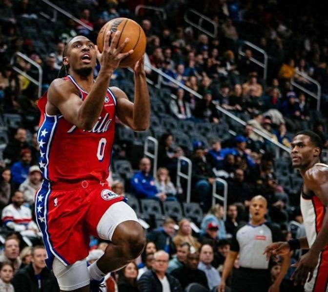 活塞队关键时刻稳定发挥，逆转击败对手