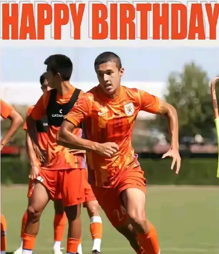 开云体育在线-新晋篮球运动员展现出色表现，被誉为未来之星