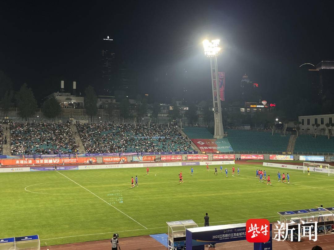 国内足球比赛呈现白热化状态,球迷热情不减 国内足球比赛呈现白热化状态,球迷热情不减