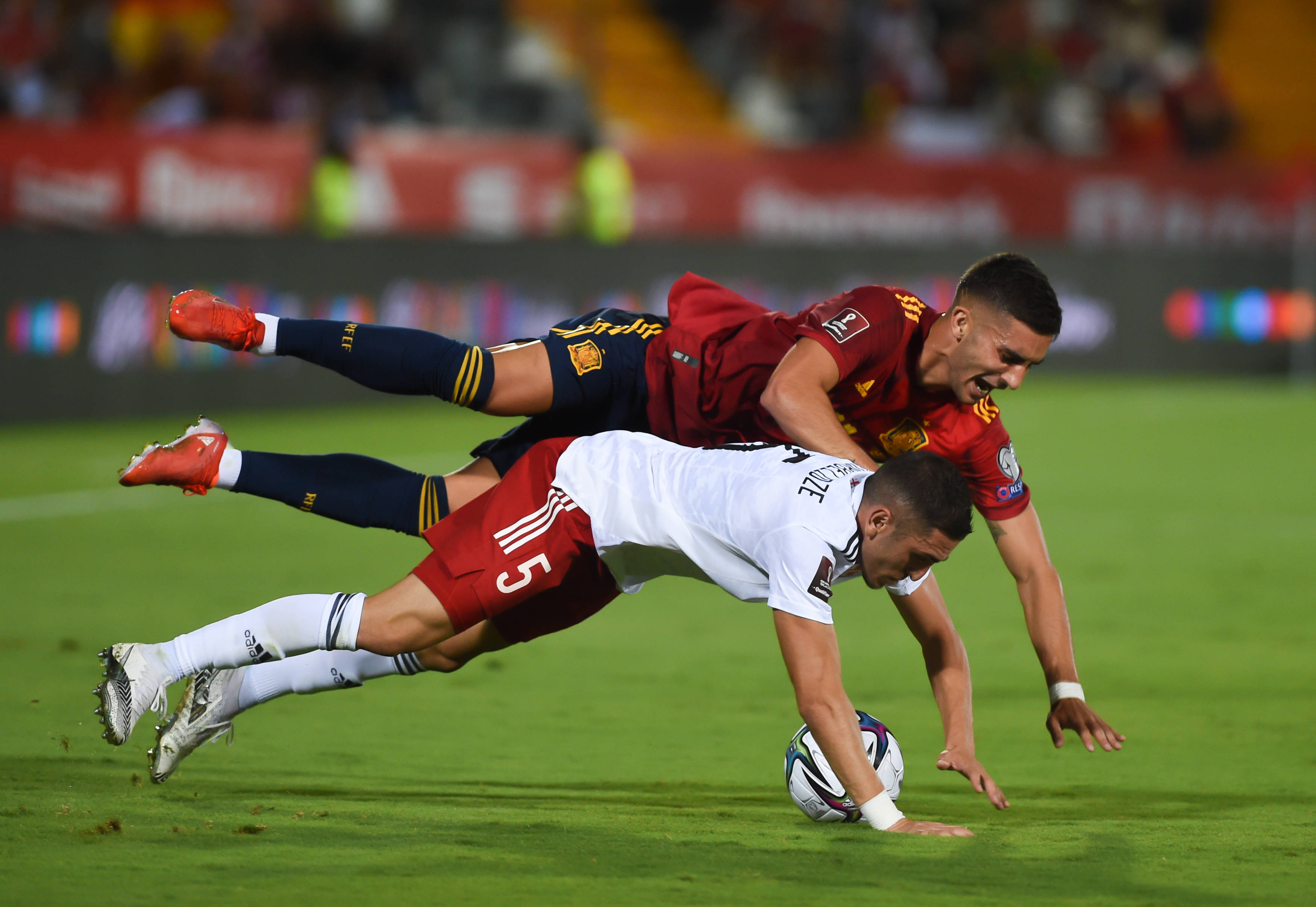 西班牙队在欧预赛中再次展现实力，晋级下一轮比赛