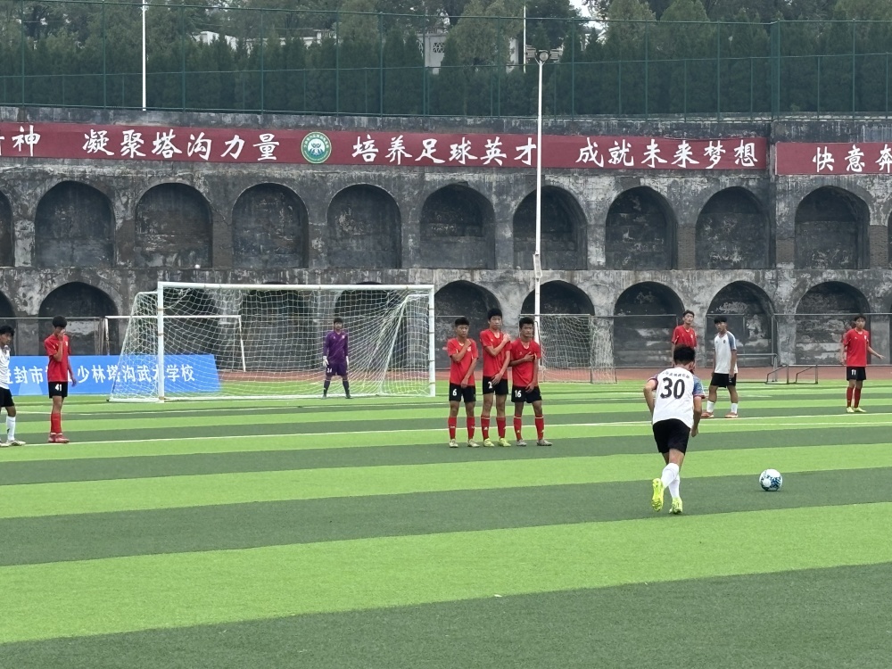 国内足球联赛球队的出色表现赢得掌声的简单介绍