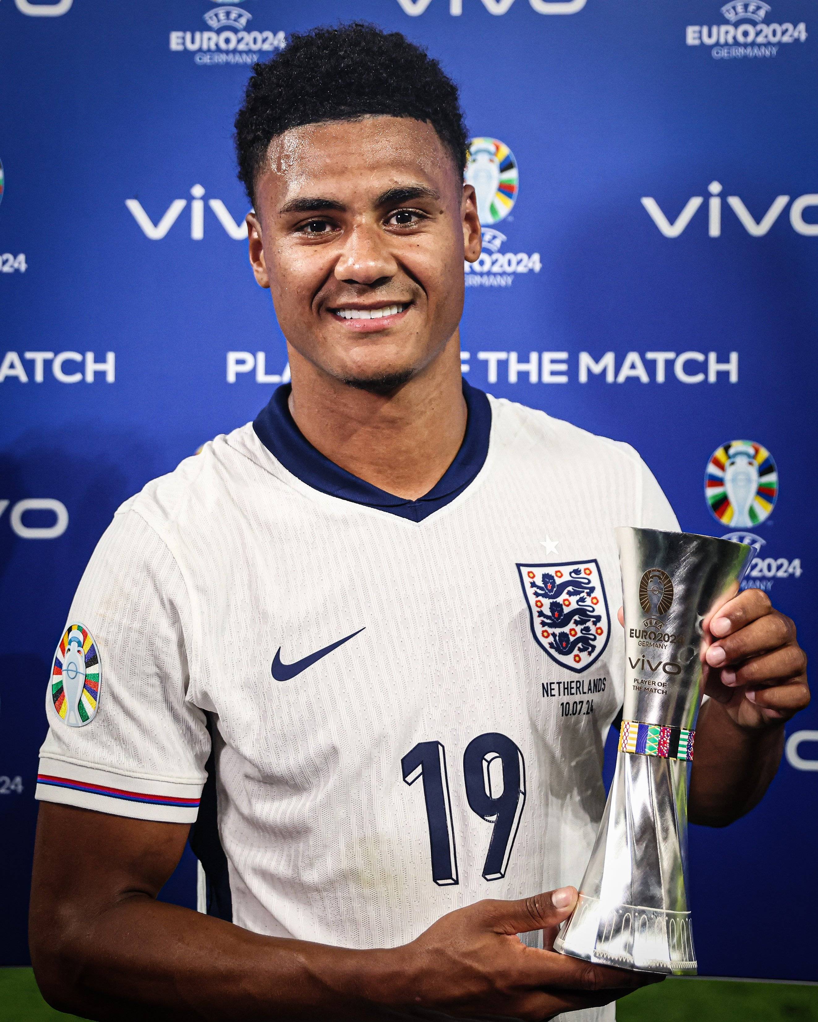 欧洲联赛球员在比赛中绝杀对手