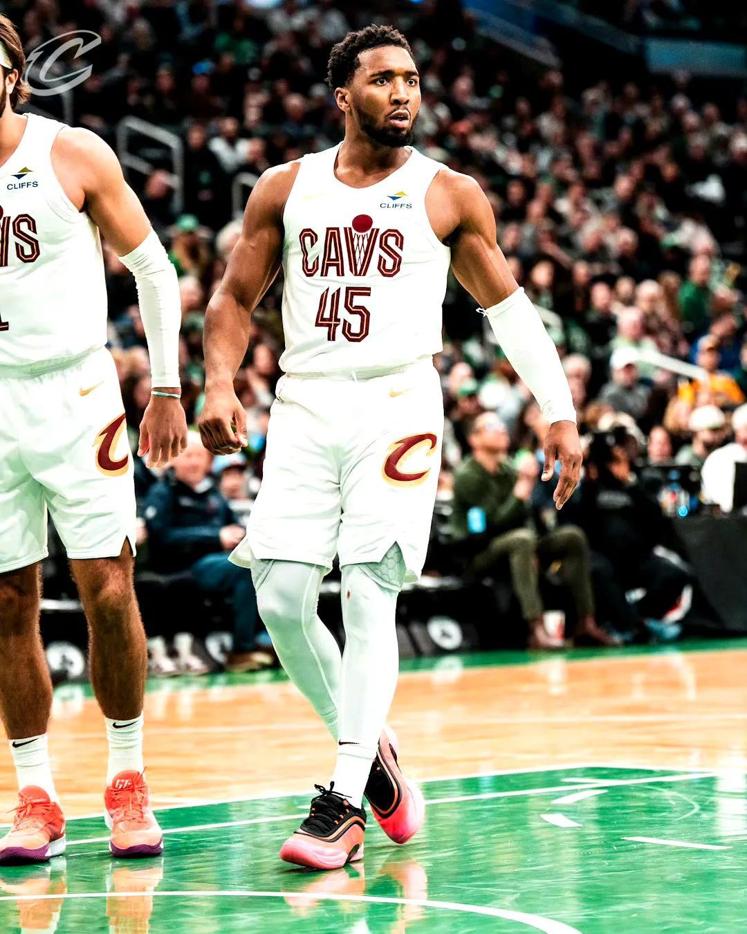 包含凯尔特人客场不敌步行者，塔图姆难挽败局的词条