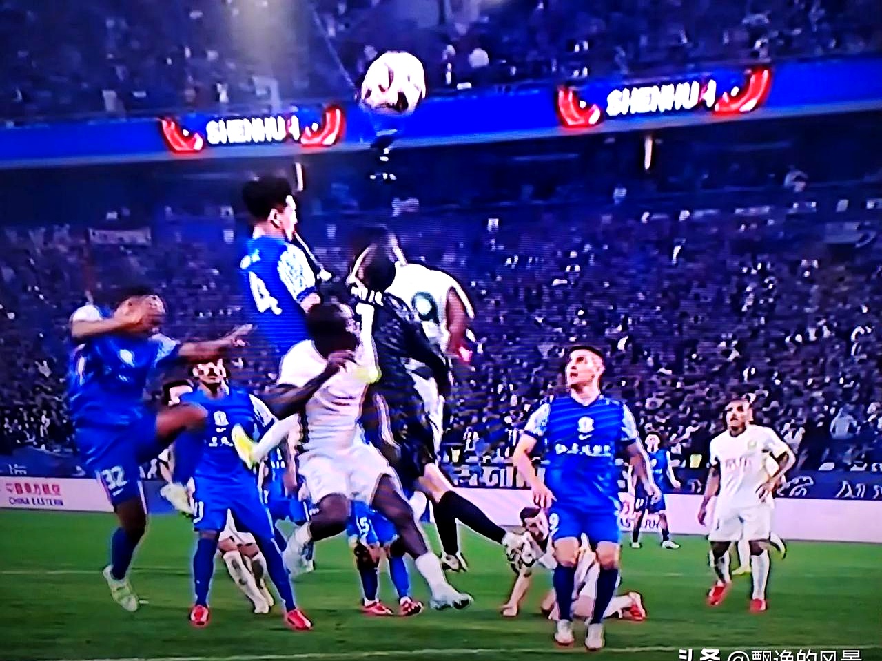 足球比赛现场发生冲突,裁判员被球迷围攻 足球比赛现场发生冲突,裁判员被球迷围攻