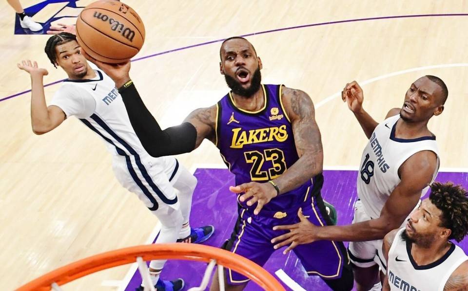 包含詹姆斯第一阵容，火箭再度击败雄鹿的词条