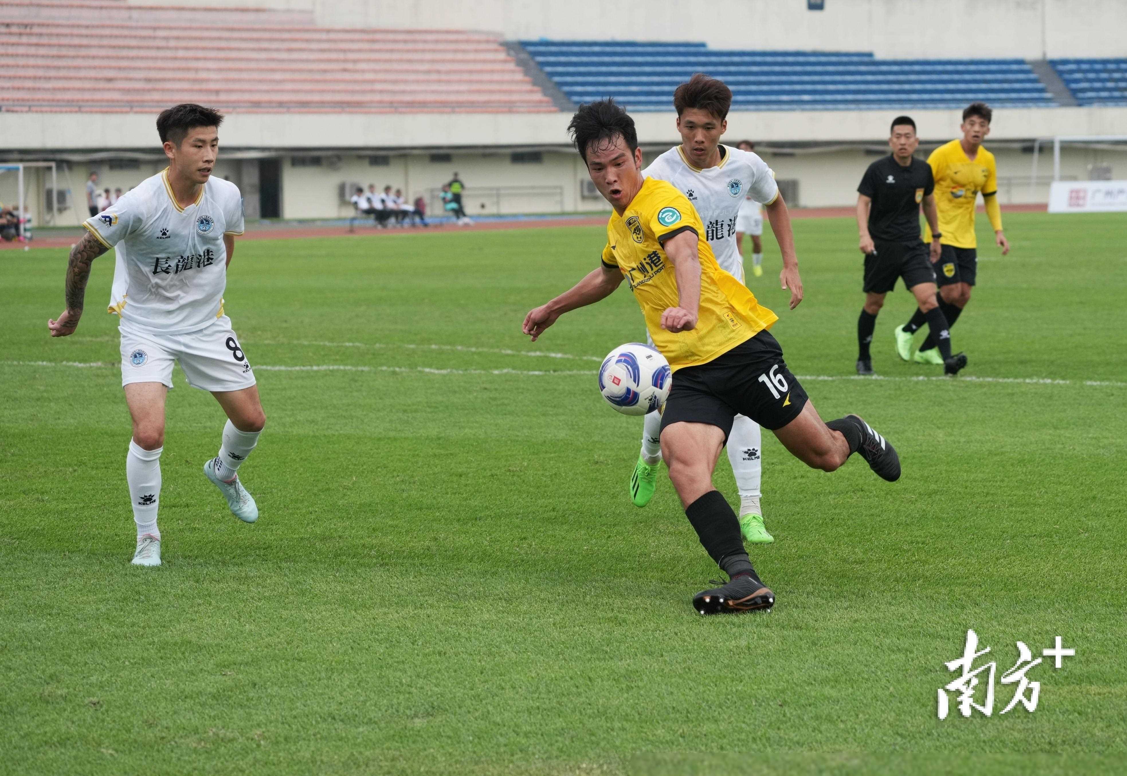 球队在比赛中努力争取晋级名额