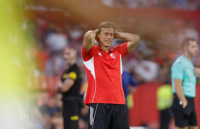 开云体育app-塞维利亚争议失利，球队临时失去排名