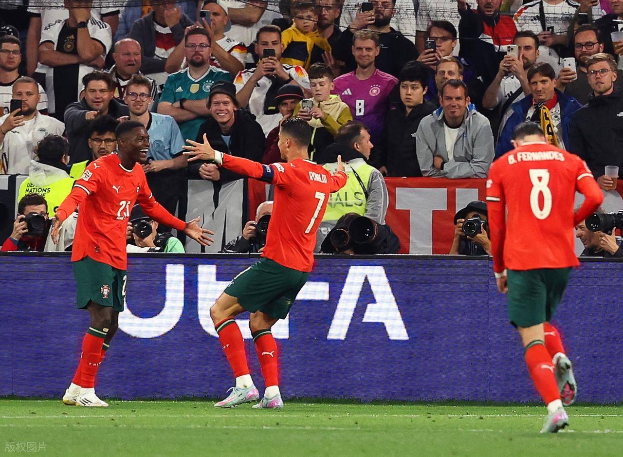 包含欧国联比赛历史性一幕：球员突破记录刷新的词条