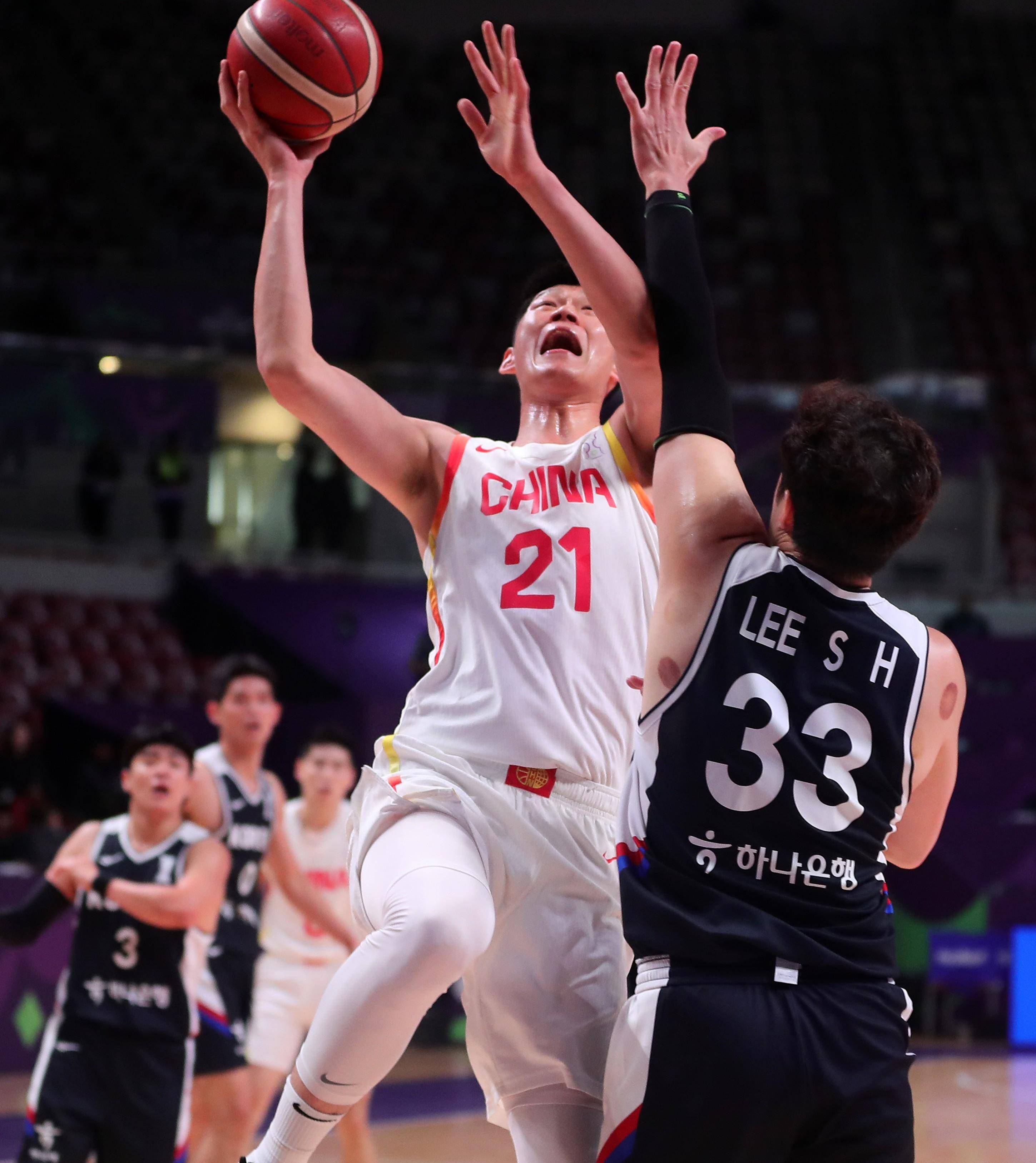 亚洲杯篮球赛：中国队紧追韩国队，战绩领先