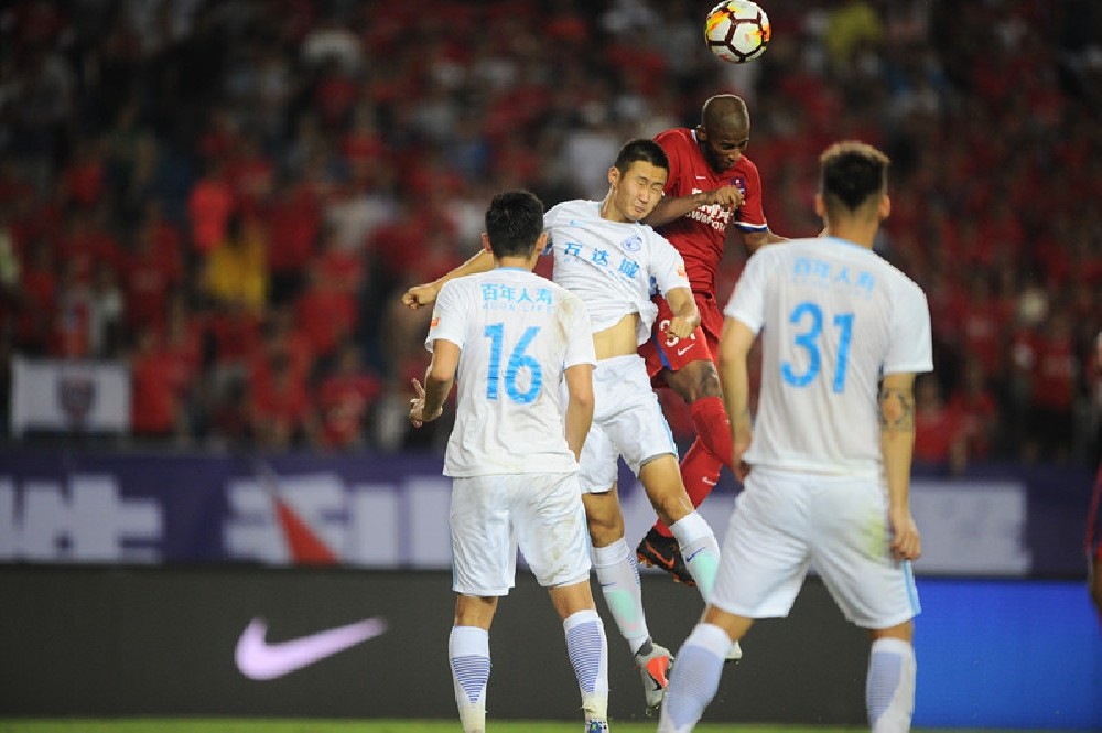 重庆斯威坐镇主场战胜大连一方,获得胜利 重庆斯威坐镇主场战胜大连一方,获得胜利