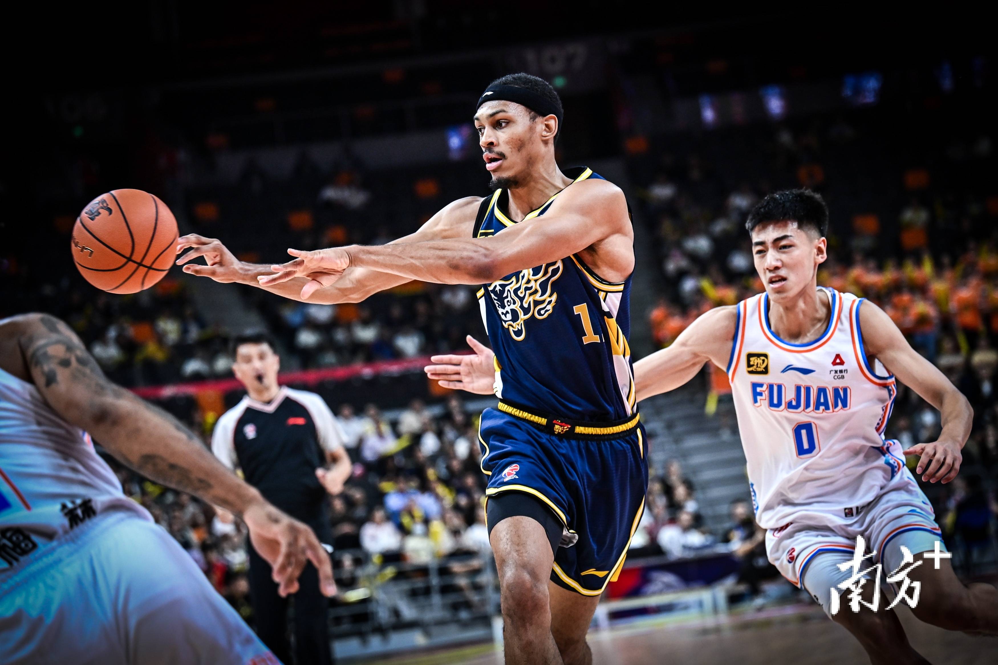 中国篮球超级联赛：广东男篮再次夺得冠军