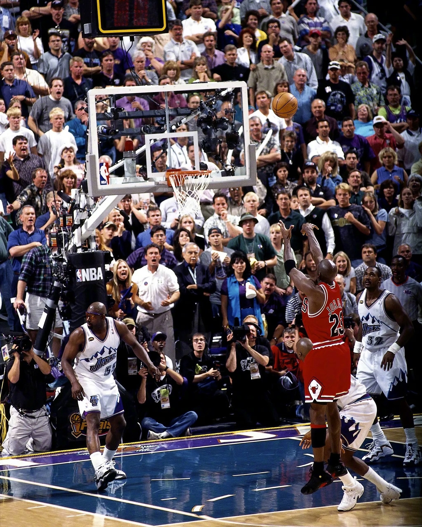 开云体育官方网站-包含红牛二队险胜梅赛德斯，汉密尔顿点燃赛场的词条