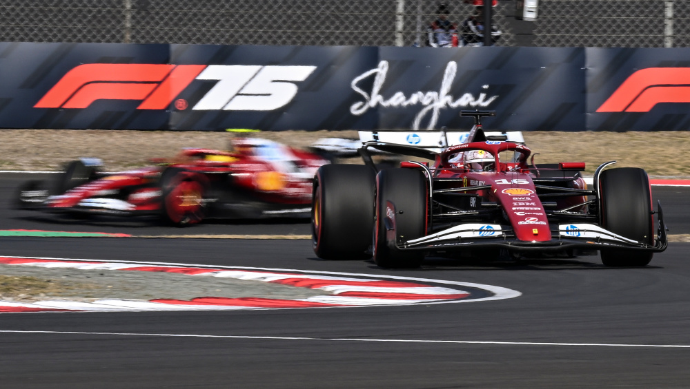 包含红牛二队险胜梅赛德斯，汉密尔顿点燃赛场的词条